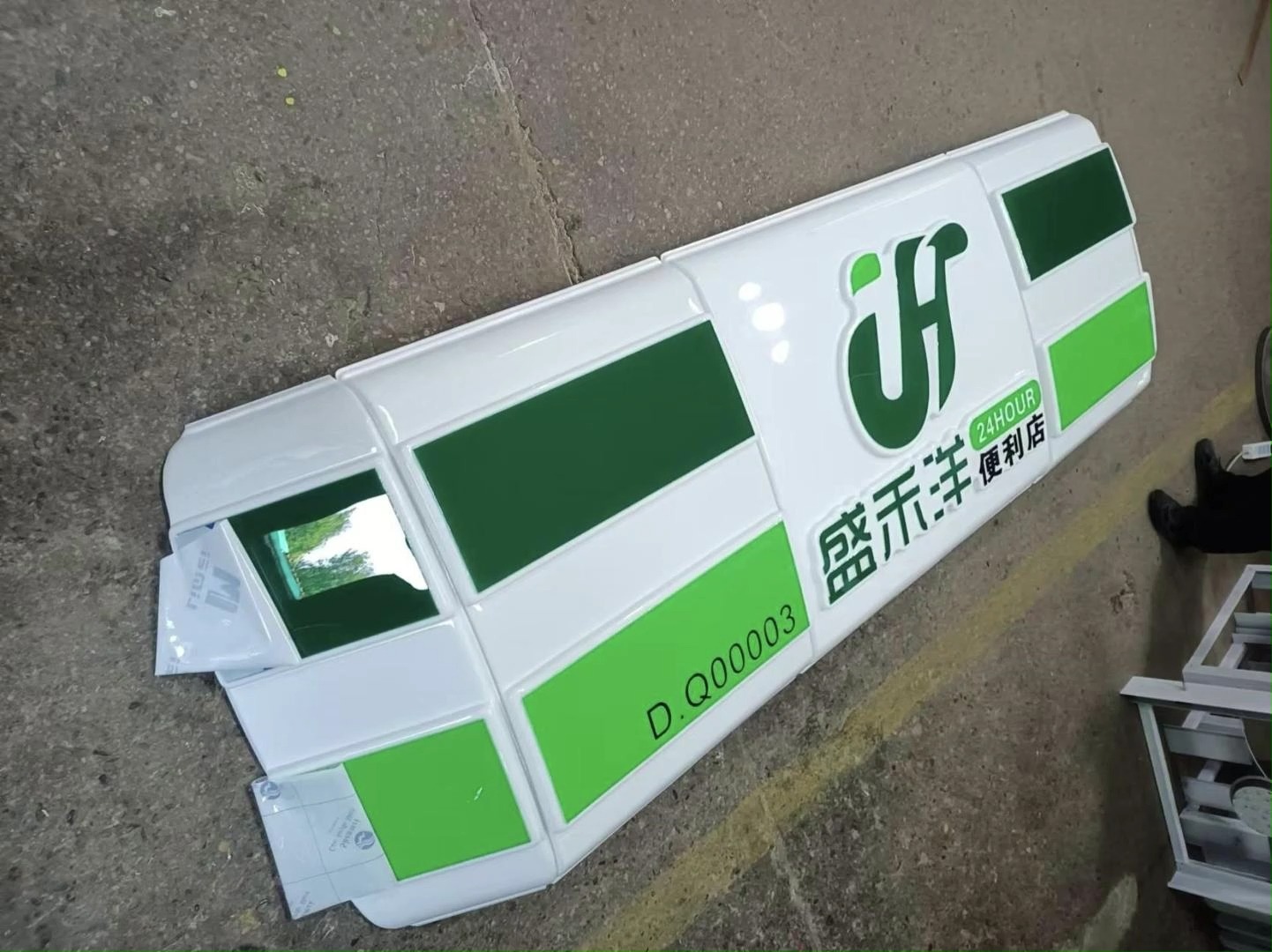 设计有吸引力店铺门头亚克力吸塑弧形灯箱有哪些优势